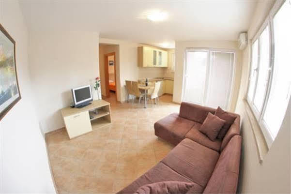 Apartments Villa Bondi Makarska Exterior photo